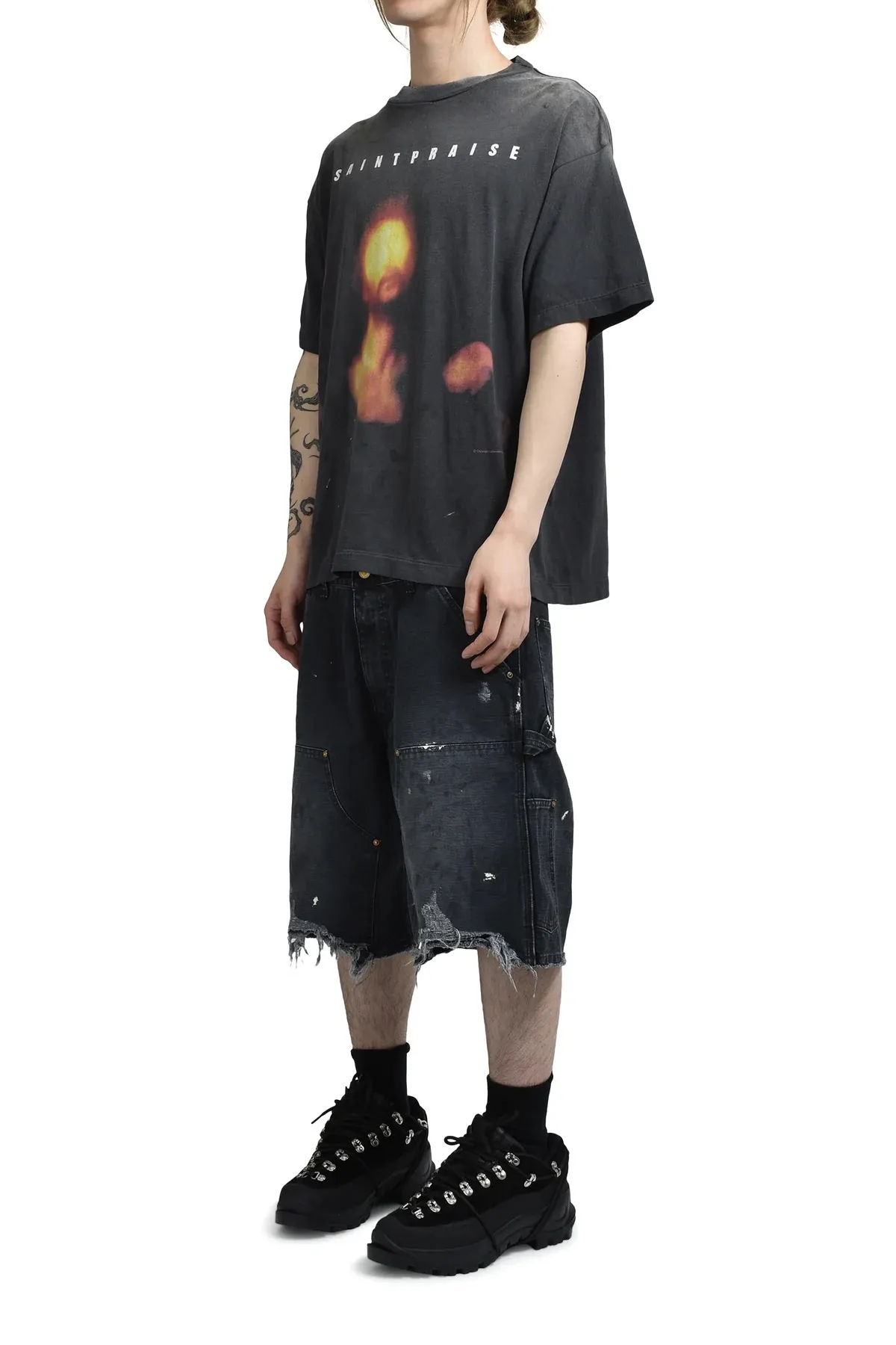 SAINT Mxxxxxx DOUBLE KNEE SHORTS/BLK Knee patches splashed with ink, washed and damaged denim shorts. Washed black S-XL. Custom woven and dyed denim denim with clear texture. Rewashed and faded to create local mottled fading/hole effects. Artificial distressing to simulate natural traces of wear. Original consistent damage treatment. Hand splashed ink and paint. Original consistent wash mark/pocket mark. Double knee patch. Rivet reinforcement. Improve functionality and enhance design.